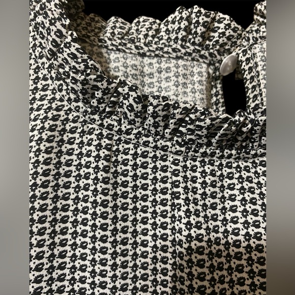 Gorgeous B&W silky blouse! Near Perfect Cond!Nice design details! - Picture 4 of 12